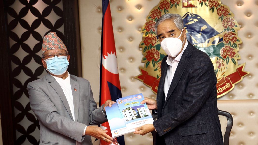 प्रधानमन्त्रीसमक्ष सूचना आयोगको प्रतिवेदन पेश